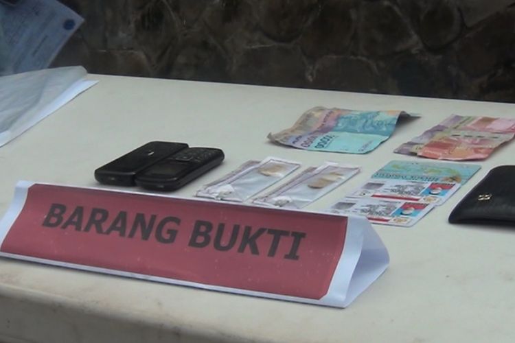 dari hasil penangkapan kedua tersangka, BNN Kota Gunugsitoli mengamakan 2 paket sabu seberat 0,4 gram dan 0,16 gram, 2 unit handphone, uang senilai Rp 254 ribu, seta sejumlah identitas tersangka.