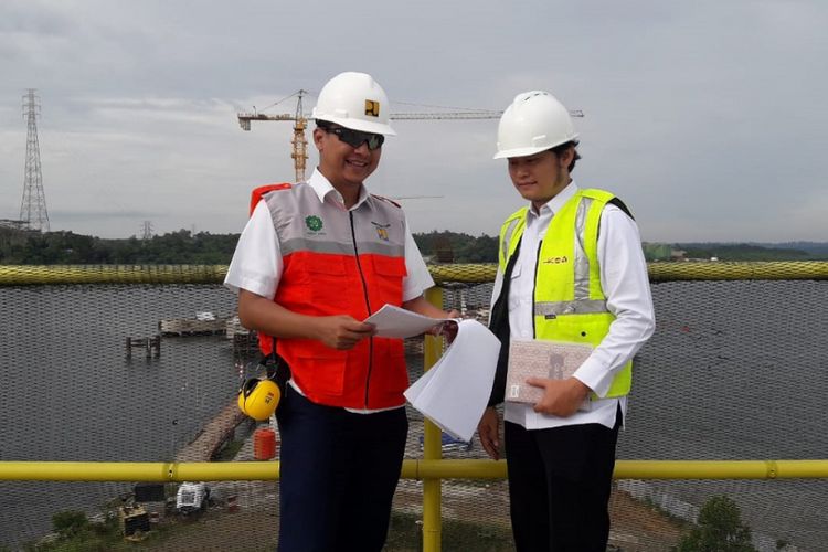 Kepala Satuan Kerja Pelaksanaan Jembatan Pulau Balang Edwin Suratman tengah berbincang dengan Pejabat Pembuat Komitmen (PPK) Pembangunan Jembatan Pulau Balang Bismo Seno, Kamis (6/9/2018).