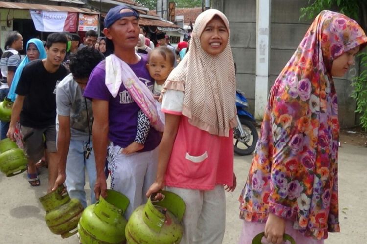 Sejumlah warga sedang mengantre membeli gas ukuran tiga kilogram di Kelurahan Kebon Kelapa, Kota Bogor, Selasa (5/12/2017)