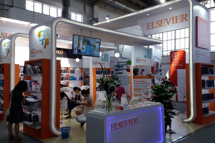 Penerbit Elsevier dari Belanda menyuguhkan stan yang berwarna putih dan oranye pada Beijing International Book Fair 2017 yang berlangsung pada 23-27 Agustus 2017 di Beijing, China.