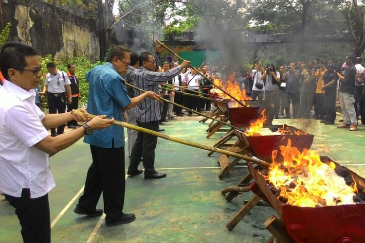 Jajaran Kementerian Perdagangan memusnahkan 21,3 ton gula rafinasi hasil sitaan Petugas Tertib Niaga sepanjang semester I-2017