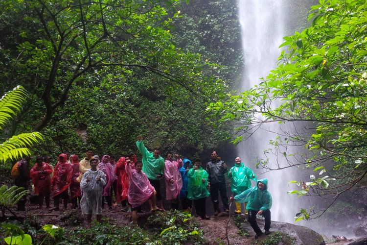 Sejumlah jurnalis dari Jakarta, Cianjur dan Sukabumi peserta Kunjungan Media Program Aqua Lestari foto bersama di Curug Goong, Kampung Tabrik, Desa/Kecamatan Gekbrong, Cianjur, Jawa Barat, Senin (27/11/2017).