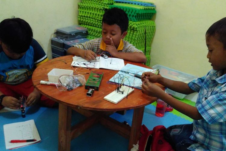 Anak-anak yang sedang mempelajari cara merakit robot di Rotobot Robotic School, Klaten, Jawa Tengah.