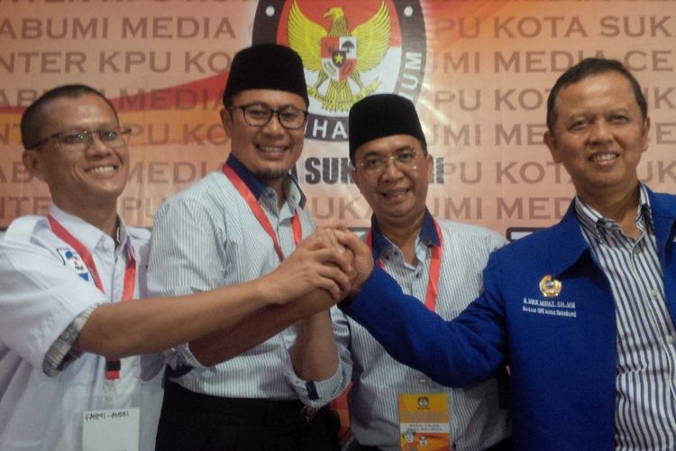 Paslon Achmad Fahmi-Andri Hamami (Faham) didampingi Ketua Partai Demokrat Kota Sukabumi Mohamad Muraz (kanan) dan Ketua PKS Kota Sukabumi Asep Tajul Muttaqien (kiri) saat konferensi pers di KPU Kota Sukabumi, Jawa Barat, Rabu (10/1/2018).