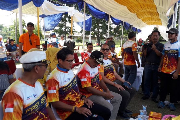 Wakil Gubernur DKI Jakarta Sandiaga Uno saat menghadiri perlombaan memanah di Duren Sawit, Jakarta Timur, Sabtu (31/3/2018).