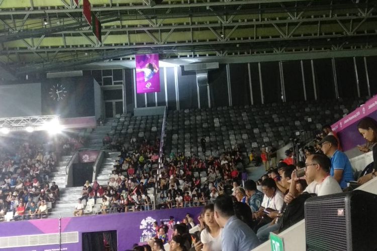 Sejumlah bangku kosong tampak di Istora pada pertandingan nomor perorangan bulu tangkis Asian Games 2018, 24 Agustus 2018.