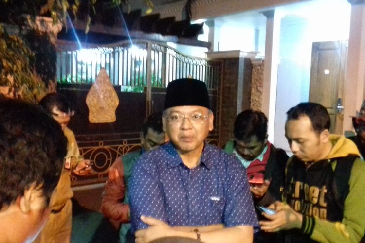 Bupati Malang Rendra Kresna saat memberikan keterangan usai rumah dinasnya di Pendopo Kabupaten Malang digeledah KPK, Senin (8/10/2018)