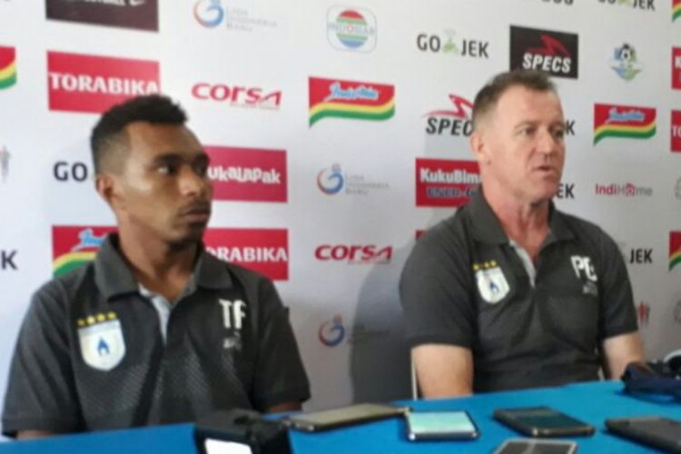 Pelatih Persipura Jayapura Peter Butler (kanan) dalam konferensi pers di Kantor Arema FC, Kota Malang, Kamis (26/4/2018)