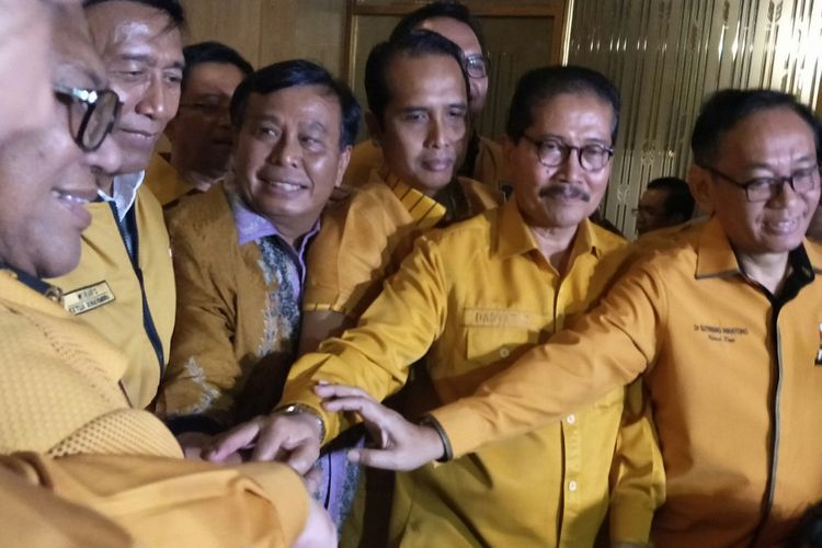 Ketua Dewan Pembina Partai Hanura Wiranto bersama Oesman Sapta Odang dan Daryatmo di Hotel Ritz Charlton Jakarta, Selasa (23/1/2018)