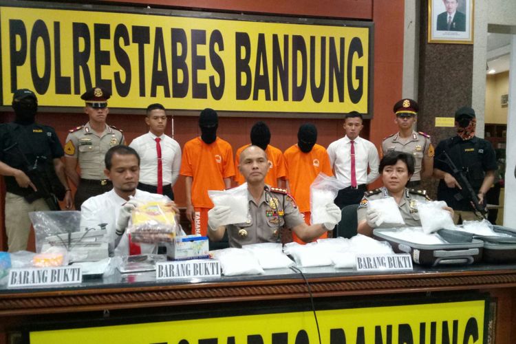 Kapolrestabes Bandung, Kombes Hendro Pandowo tengah memperlihatkan barang bukti sabu seberat 13,182 kg senilai Rp 21 miliar. 