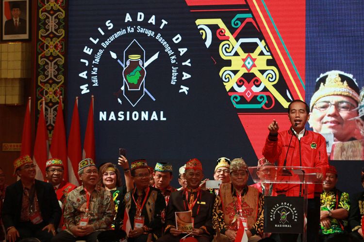 Calon Presiden Nomor Urut 01, Joko Widodo saat menghadiri silaturahmi nasional dan deklarasi dukungan Masyarakat Adat Dayak untuk pasangan Jokowi-Maruf Amin di Season City, Jakarta (26/1/2019)