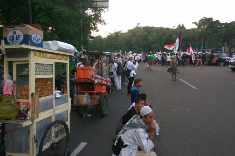 Para pedagang makanan dan minuman turut meramaikan aksi bela Palestina di Monas.