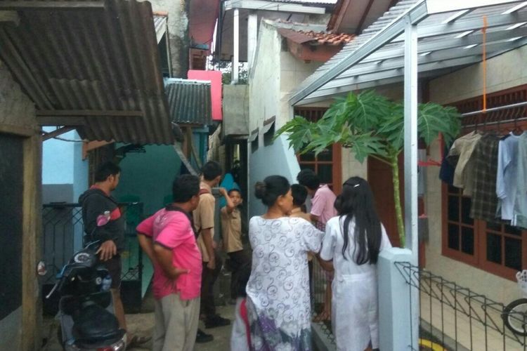 Warga menyaksikan proses pengangkatan jenazah di RT 004 RW 010, Kelurahan Mekarsari, Kecamatan Cimanggis Kota Depok, Selasa (21/2/2018).