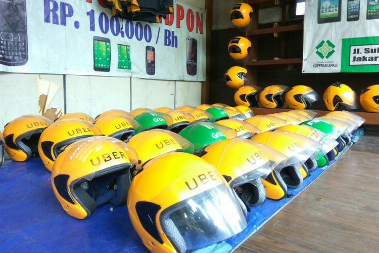 Helm ojek online dijual seharga Rp 45.000 per buah di Jalan Kawi, Jakarta Selatan, Senin (19/3/2018).