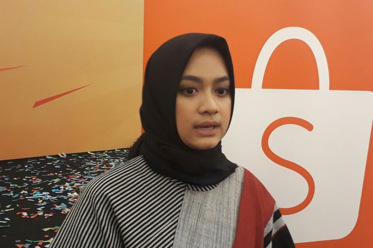 Ayudia Bing Slamet ketika berbincang dengan wartawan soal kesenangannya berbelanja online di Menara Mandiri, Senayan, Jakarta Selatan, Selasa (26/9/2017).