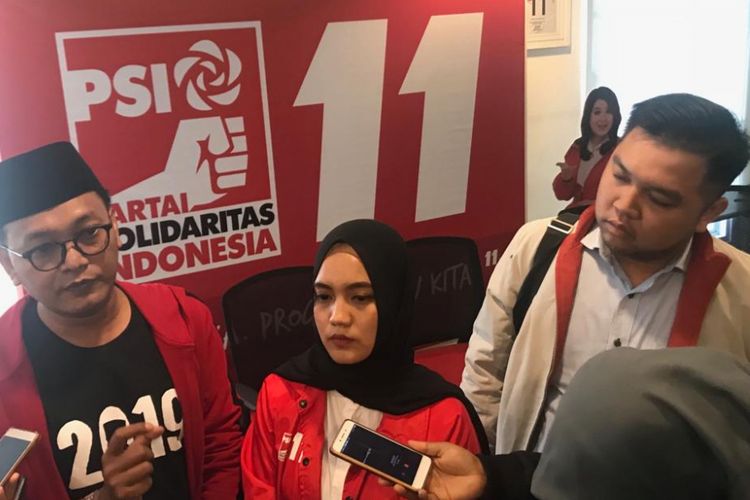 Juru Bicara Partai Solidaritas Indonesia (PSI) Dara Adinda Nasution (tengah) dan politisi PSI Guntur Romli, saat ditemui di Markas DPP PSI, Jakarta Pusat, Senin (7/1/2019). 