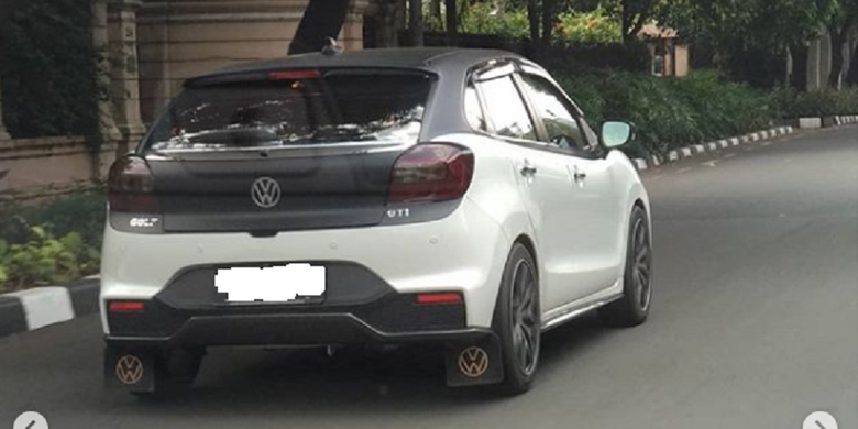 Salah satu mobil jenis hatchback berwarna putih yang menggunakan logo Volkswagen dan emblem Golf. Namun keaslian tipe dan merek dari mobil ini diragukan para pengguna media sosial.
