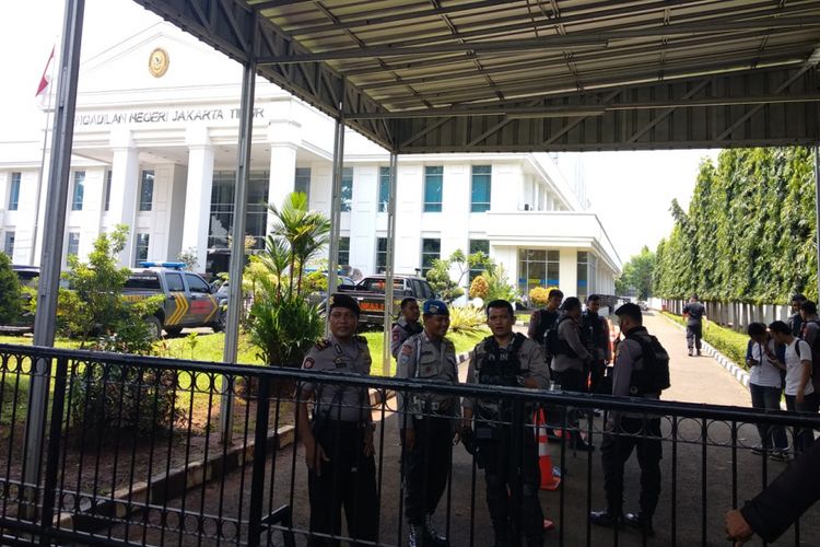 Kondisi penjagaan di gedung pengadilan negeri Jakarta Timur Jumat (2/3/2018).