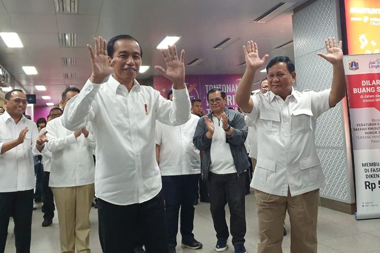 Saat Jokowi dan Prabowo memberikan jumpa pers bersama di Stasiun MRT Senayan, Sabtu (12/7/2019). Pertemuan ini bersejarah karena menandakan rekonsiliasi di antara dua kubu yang selama ini membuat masyarakat terbelah sepanjang pemilihan presiden.