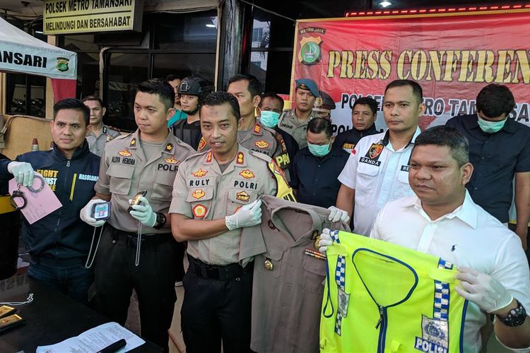 Kapolsek Metro Tamansari, Jakarta Barat, AKBP Rully Indra, saat memberi keterangan tentang kasus pemerasan oleh empat orang polisi gadungan pada Selasa (14/5/2019).