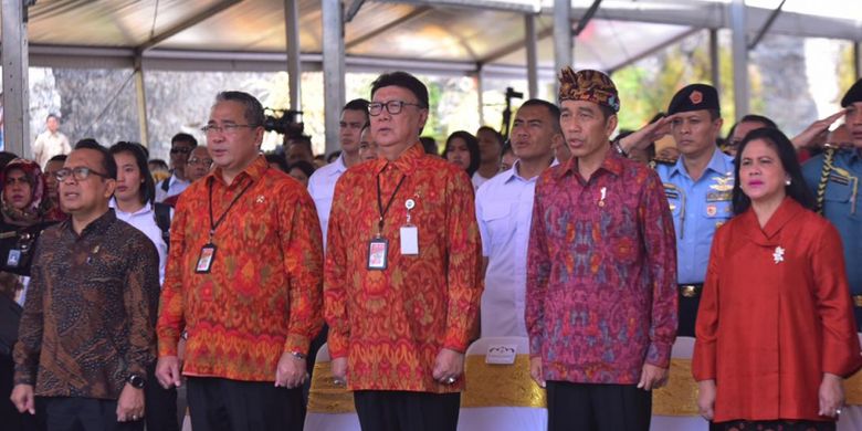 (Dari kiri ke kanan) Menteri Ketenagakerjaan Muhammad (Menaker) Hanif Dhakiri, Menteri Desa, Pembangunan Daerah Tertinggal, dan Transmigrasi (Mendes PDTT) Eko Putro Sandjojo, Menteri Dalam Negeri (Mendagri) Tjahjo Kumolo, Presiden Joko Widodo saat menghadiri pembukaan Temu Karya Nasional, Gelar Teknologi Tepat Guna (TTG) XX, dan Pekan Inovasi Perkembangan Desa dan Kelurahan (PINDesKel) 2018 di Kabupaten Badung, Bali, Jumat (19/10/2018).