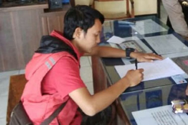 Pemilik akun FB di Situbondo saat dipanggil polisi karena dinilai meresahkan pada saat masyarakat Situbondo, Jawa Timur, diguncang gempa bermagnitudo 6,4.
