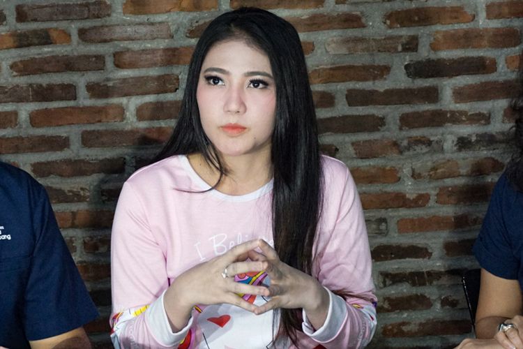 Penyanyi dangdut Via Vallen saat diabadikan dalam jumpa pers peluncuran single terbarunya berjudul Meraih Bintang di studio Toha, Ciputat, Tangerang Selatan, Rabu (6/6/2018).