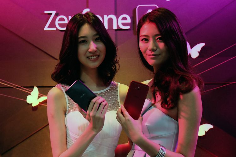 Model memamerkan Asus Zenfone 4 di acara peluncuran di Taipei, Kamis (17/8/2017).