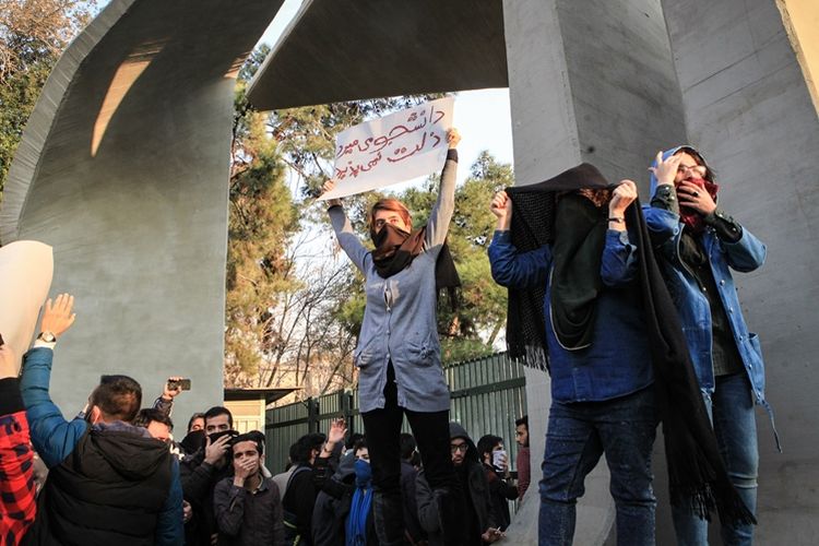 Aktivis mahasiswa melakukan aksi protes terhadap pemerintah di Teheran, Desember 2017 lalu.