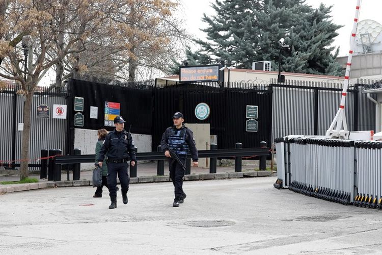 Petugas kepolisian berjaga di luar kantor kedutaan besar AS di Ankara, Senin (5/3/2018), setelah penutupan karena alasan ancaman keamanan.