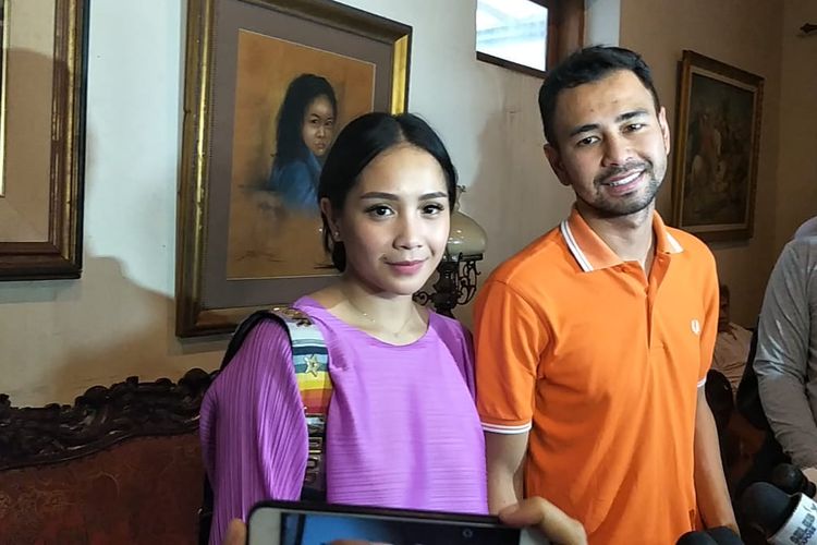 Raffi Ahmad bersama istrinya Nagita Slavina mendatangi kediaman ibunda Baim Wong di kawasan Cikini, Jakarta Pusat, Jumat (7/6/2019).