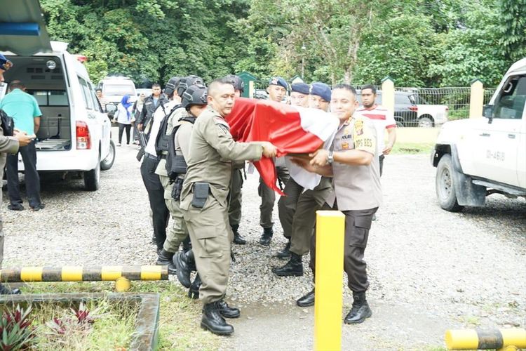 Jenazah Bripka Desri Sahroni (40) yang tewas digigit ular derik hendak dibawa ke Bandara Moses Kilangin, Kabupaten Mimika, Papua (29/07/2019)