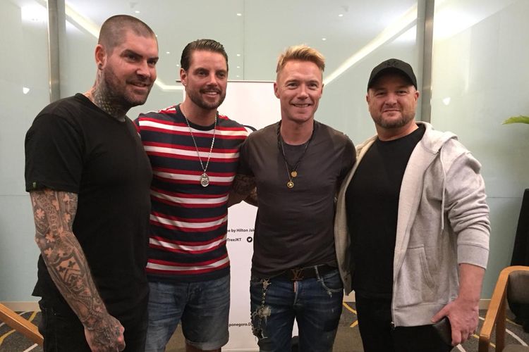 Para personel Boyzone (dari kiri ke kanan), yaitu Shane Lynch, Keith Duffy, Ronan Keating, dan Mikey Graham berfoto sesudah menjalani wawancara eksklusif oleh Kompas.com di Hotel Double Tree by Hilton, kawasan Cikini, Jakarta Pusat, Sabtu (23/3/2019).