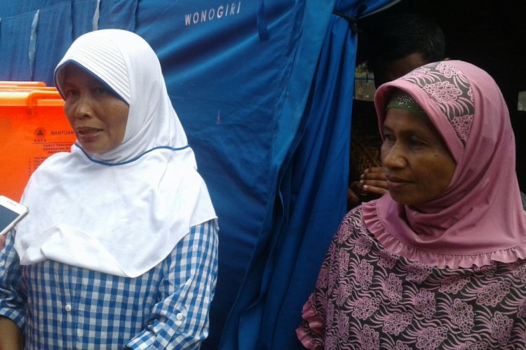 Mariyati dan Ngalinem, korban bencana banjir dan tanah longsor yang mengungsi di Kompleks SDN 1 Dlepih, Kecamatan Tirtomoyo, Kabupaten Wonogiri, Jawa Tengah, Minggu (10/12/2017).