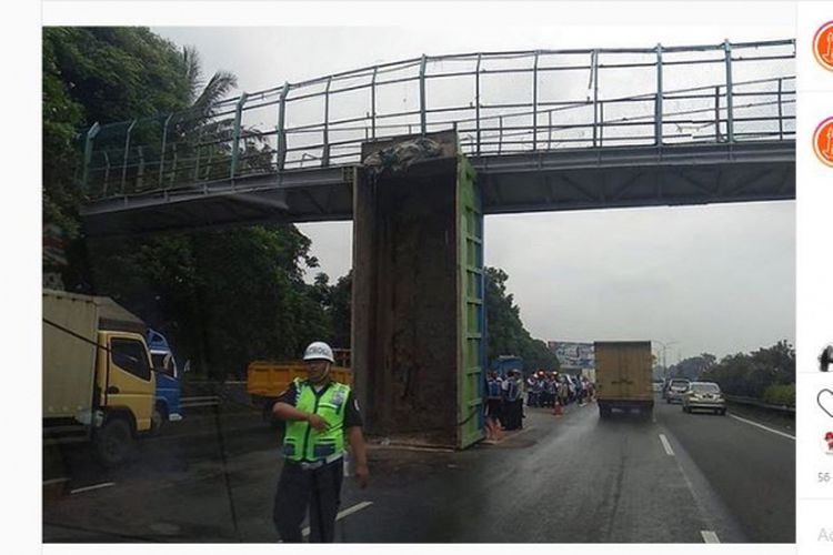 Truk tersangkut di jembatan penyeberangan orang di Tol Jakarta-Tangerang, Senin (14/1/2019). 