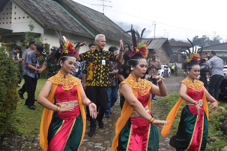 Gubernur Jawa Tengah Ganjar Pranowo meninjau sejumlah stan dalam Festival Desa Wisata di Anggrung Gondok Desa Reco, Kecamatan Kertek, Kabupaten Wonosobo, Jawa Tengah, Jumat (24/11/2017).
