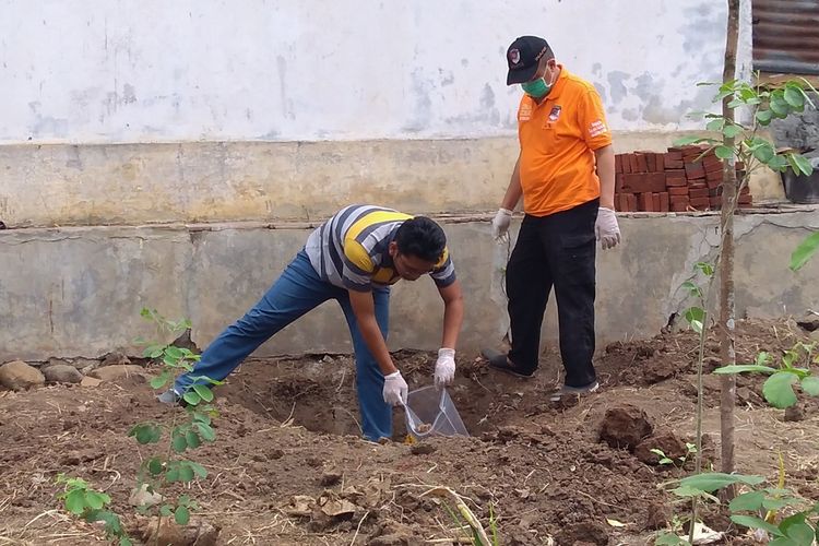 Polisi menggali bekas kubangan bebek yang meripakan lokasi penemuan empat tengkorak di Grumbul Karanggandul, Desa Pasinggangan, Kecamatan/Kabupaten Banyumas, Jawa Tengah, Minggu (25/8/2019).