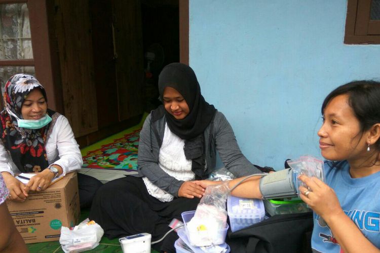 Dinas Kesehatan Kota Depok, Jawa Barat, melakukan pemeriksaan kesehatan terhadap warga korban banjir di RT 005, RW 014, Kemirimuka, Beji, Depok.