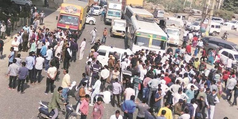 Anggota keluarga dan kerabat Deepak Yadav (21) yang meninggal di rumah sakit memenuhi jalan di Manesar, India, Kamis (22/2/2018). (The Indian Express)