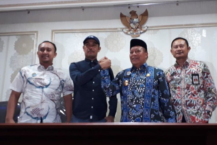 Nil Maizar (dua dari kiri) saat diperkenalkan sebagai pelatih baru Persela Lamongan, Kamis (4/7/2019).