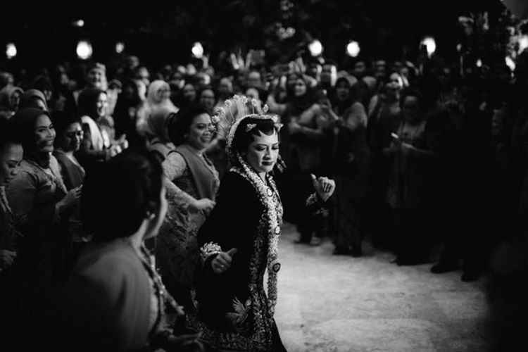 Oktiya Haniarti bersama bridesmaidnya tengah senam zumba di hari pernikahannya.