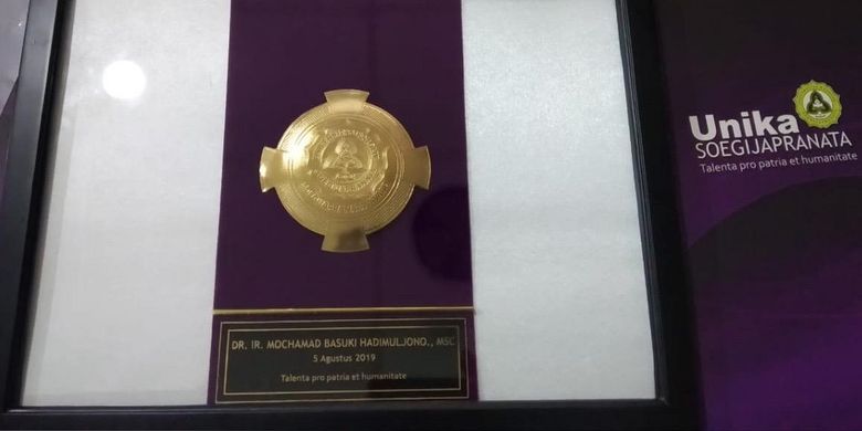 Soegijapranata Awards yang diberikan kepada Menteri Pekerjaan Umum dan Perumahan Rakyat (PUPR) Basuki Hadimuljono.
