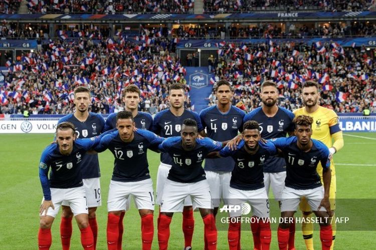 French national team players pose prior to the UEFA Euro 2020 qualifying Group H football match between France and Albania at the Stade de France stadium in Saint-Denis, near Paris, on September 7, 2019. 1st row, from L: Frances forward Antoine Griezmann, midfielder Corentin Tolisso, midfielder Blaise Matuidi, forward Thomas Lemar, forward Kingsley Coman.
timnas perancis