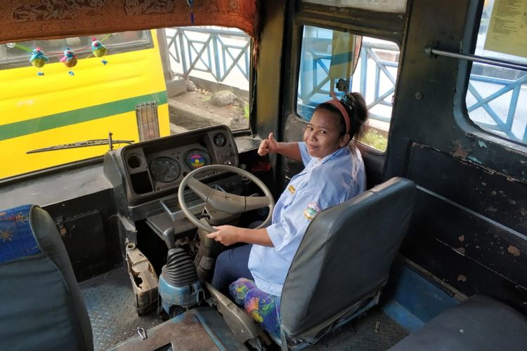 Lia Yuliana, sopir bus Koantas Bima jurusan Kampung Rambutan-Lebak Bulus. Foto diambil Rabu (6/6/2018).
