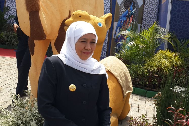 Gubernur Jawa Timur Khofifah Indar Parawansa saat meninjau pos pelayanan di exit Singosari Tol Pandaan-Malang, Kabupaten Malang, Sabtu (1/6/2019)(KOMPAS.com/ANDI HARTIK)