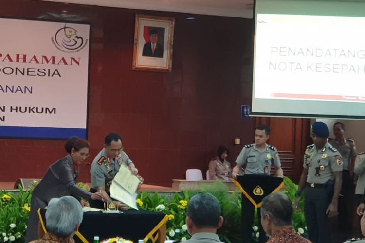 Menteri Kelautan dan Perikanan Susi Pudjisatuti dan Kapolri Jenderal Pol Tito Karnavian saat menandatangani MoU di Rupatama Mabes Polri, Jakarta Selatan, Selasa (30/7/2019).