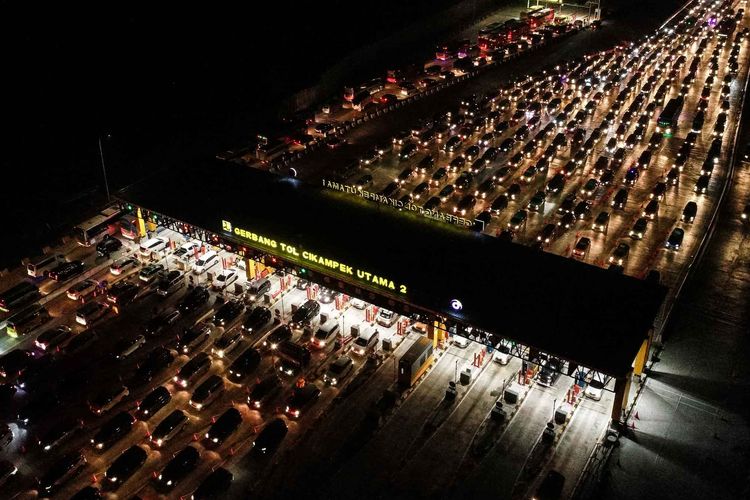 Foto udara kendaraan pemudik dari arah Jakarta melewati Gerbang Tol Cikampek Utama di malam hari di Cikampek, Jawa Barat, Sabtu (1/6/2019). Volume arus mudik dari arah Jakarta yang memasuki Gerbang Tol Cikampek Utama menuju ke sejumlah wilayah di Jateng dan Jatim pada H-4 siang hari terpantau padat merayap.