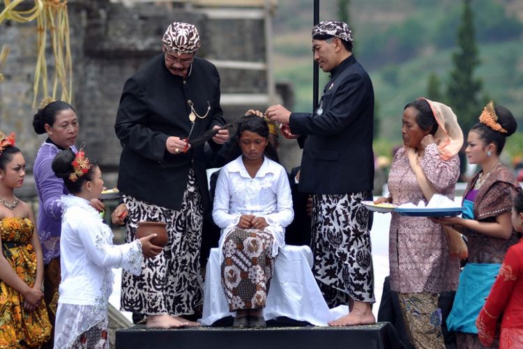 Prosesi pemotongan rambut gembel di pada rangkaian DIeng Culture Festival (DCF)  di Komplek Candi Arjuna, Dieng Kulon, Batur, Banjarnegara.