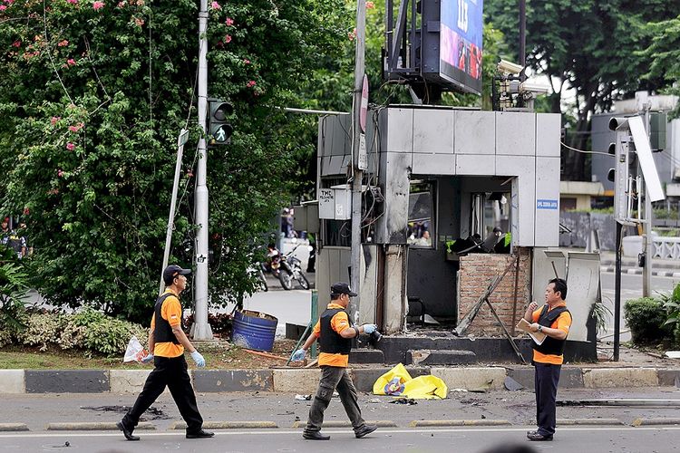 Tim Inafis melakukan olah TKP  pasca ledakan bom di lampu merah Sarinah, Jalan MH Thamrin, Jakarta, Kamis (14/1/2021). 