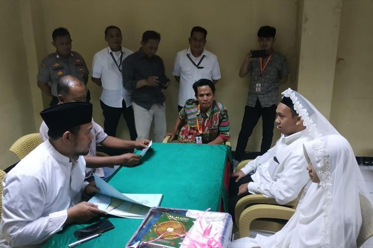 Tersangka yang mengancam memenggal kepala Presiden Joko Widodo, HS (25), melangsungkan pernikahan dengan seorang perempuan berinisial AA di Rumah Tahanan (Rutan) Polda Metro Jaya pada Rabu (3/7/2019).